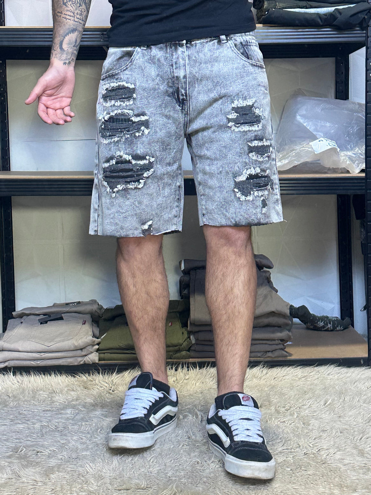 SHORT GRIS RASGADO