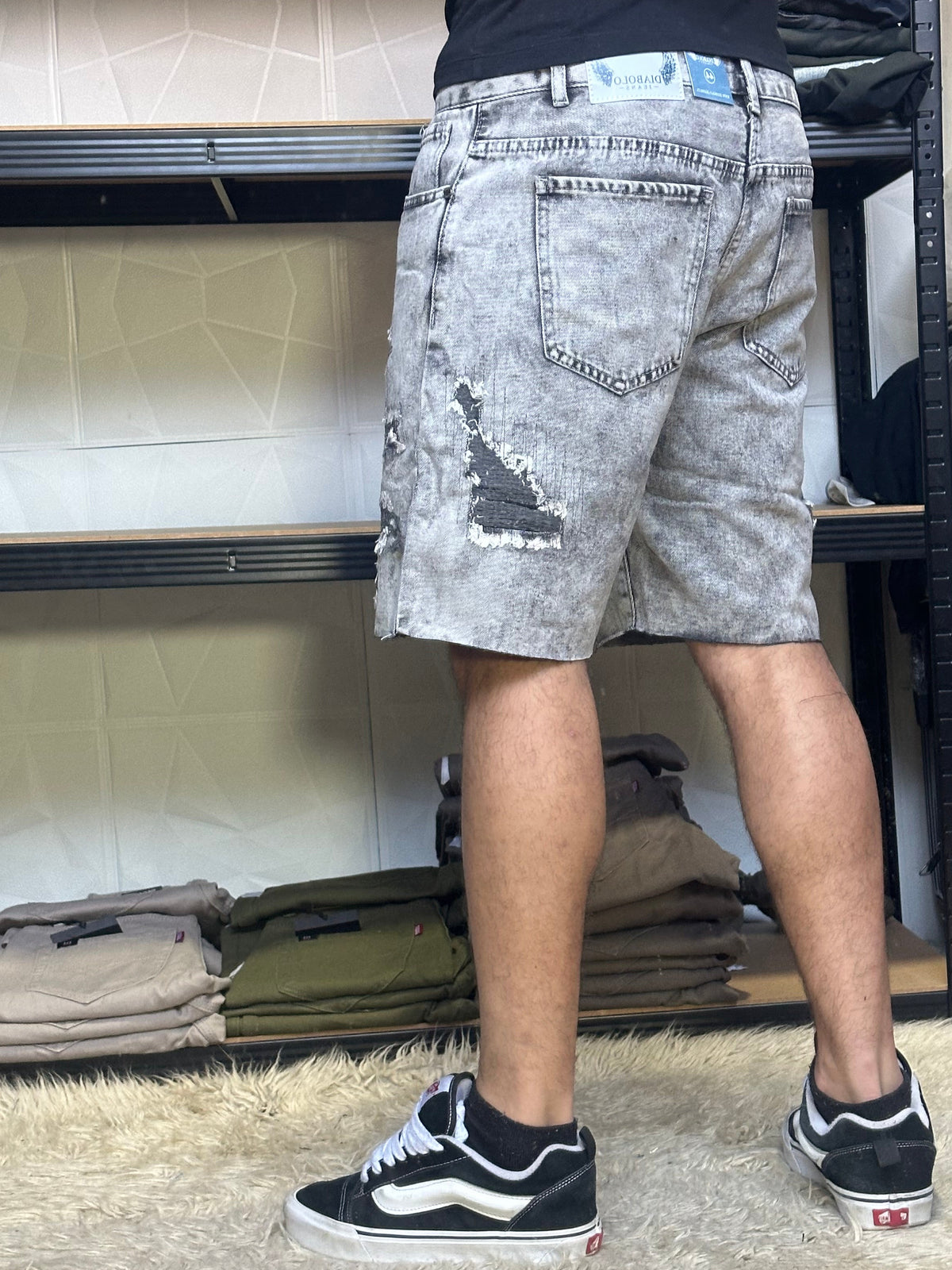 SHORT GRIS RASGADO